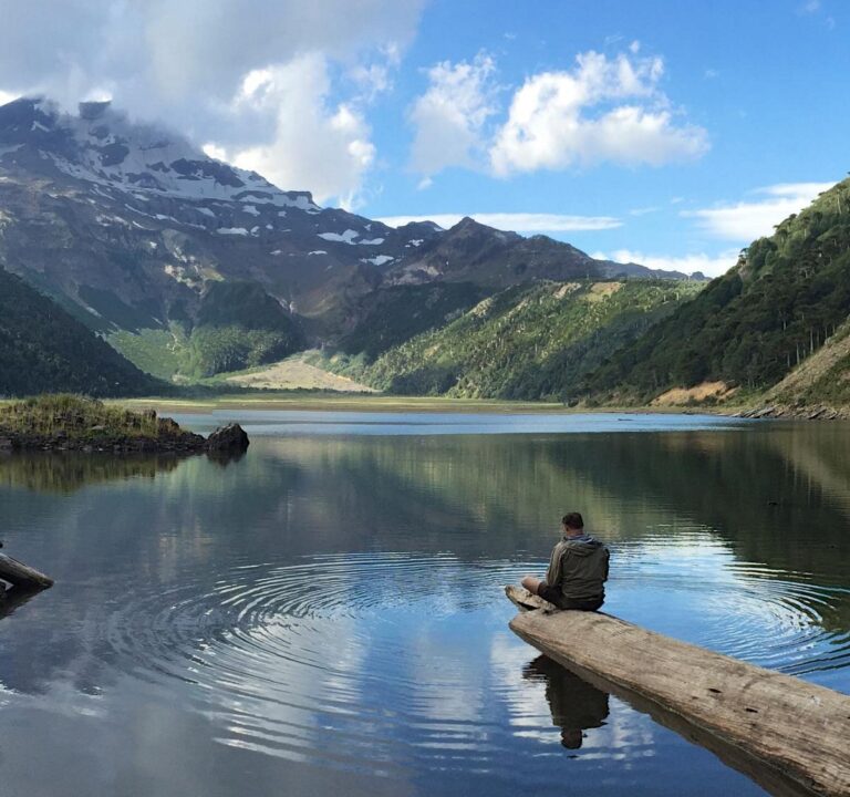 Meditando en el lago